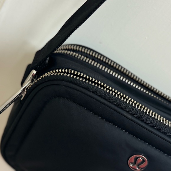 Lululemon Crossbody Camera bag 2L - Picture 5 of 12